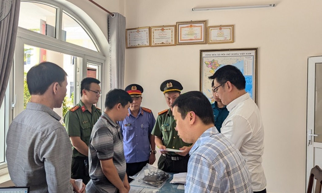 Thực hiện Lệnh bắt bị can để tạm giam đối với các bị can trong vụ án. Ảnh: Cổng thông tin điện tử Công an tỉnh Quảng Nam.