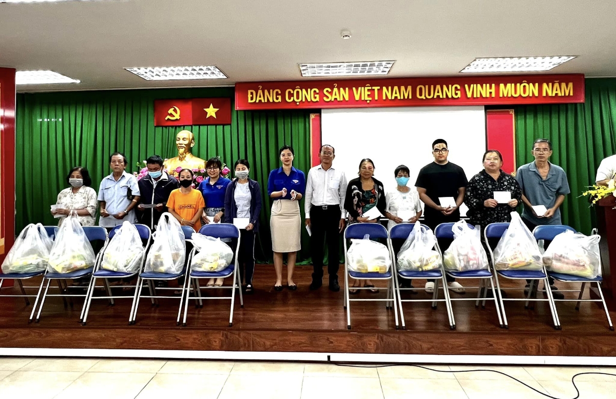 Trao quà cho các hộ khó khăn trên địa bàn phường Đa Kao, quận 1, TP. Hồ Chí Minh.