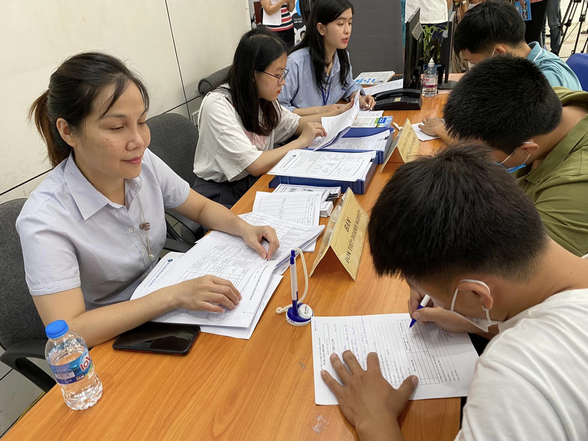 Tư vấn, hỗ trợ kết nối việc làm cho người lao động. Ảnh: N.Dương.