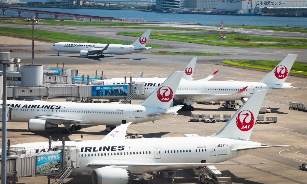 Máy bay của Japan Airlines tại sân bay Haneda - Ảnh: Bloomberg.
