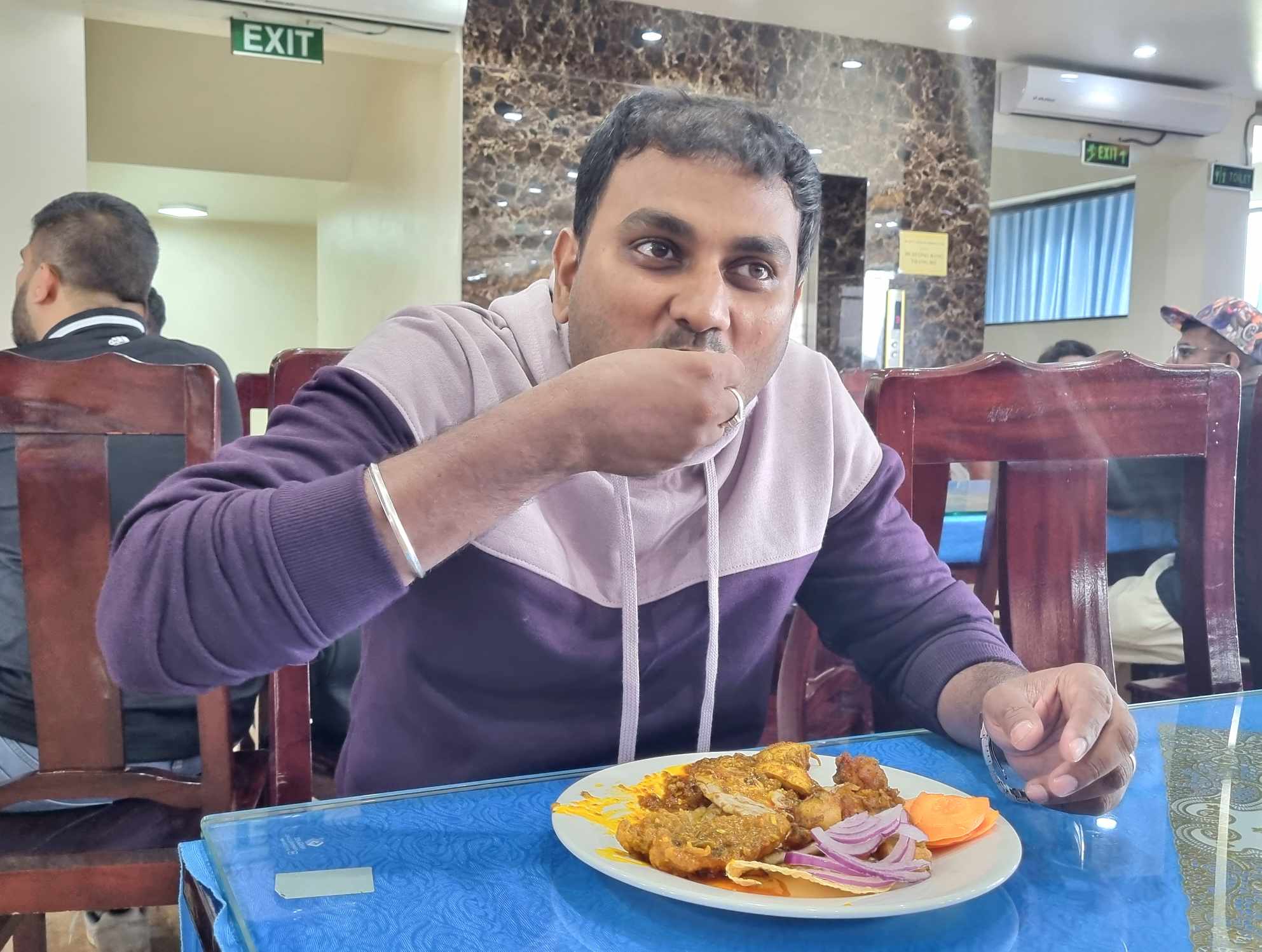 C&oacute; khoảng 23 nguy&ecirc;n liệu được chuẩn bị trước để nấu ra c&aacute;c m&oacute;n ăn chay thuần Ấn Độ n&agrave;y