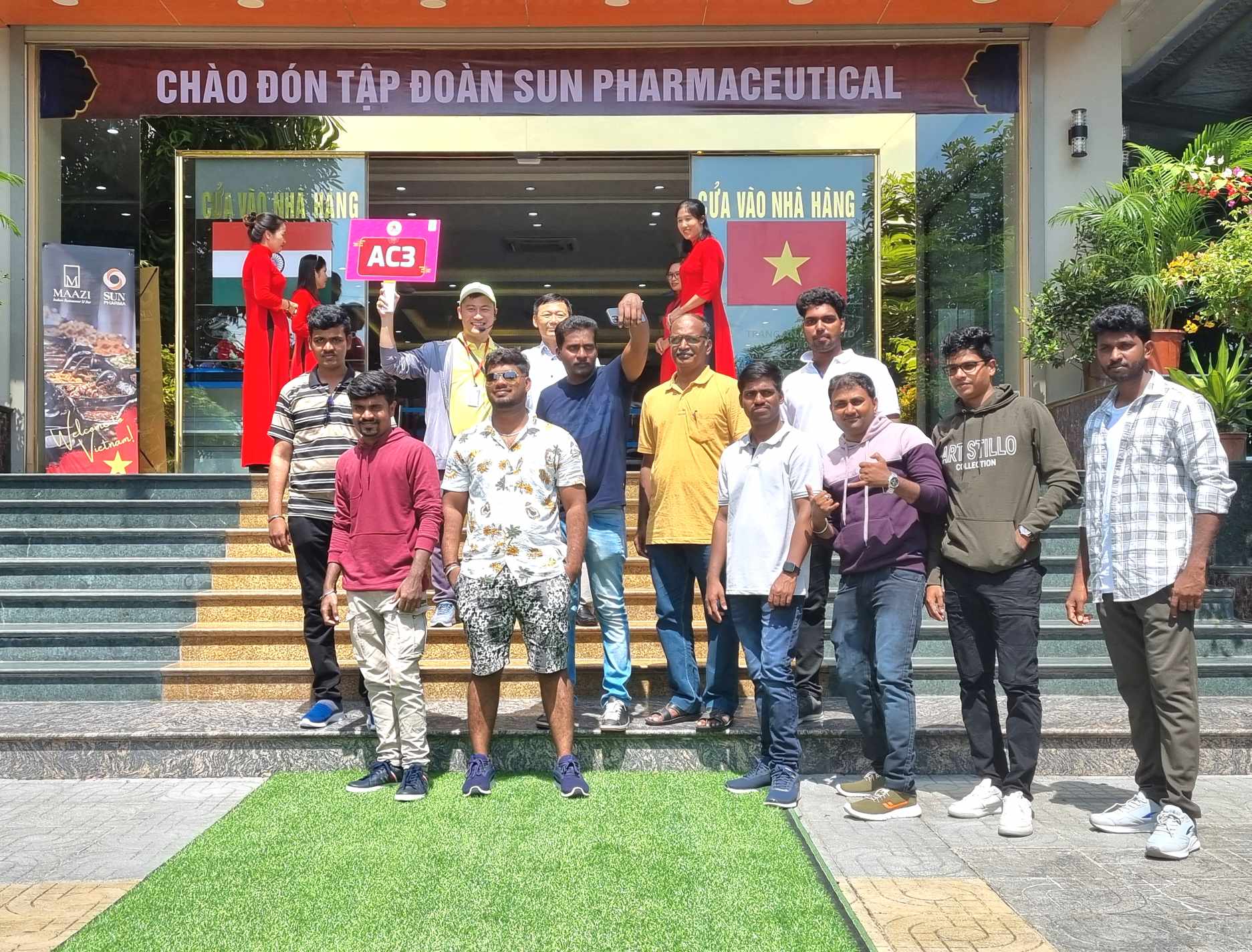 Hơn 13 giờ, từng đoàn chia thành nhiều nhóm nhỏ, mỗi nhóm từ 45 đến 50 người  đã di chuyển về một nhà hàng tại xã Ninh Nhất, thành phố Ninh Bình để ăn trưa.