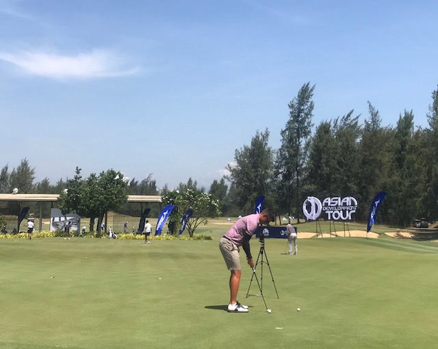 Các gon thủ làm quen sân BRG trước ngày thi đấu. Ảnh Ngô Anh Văn
