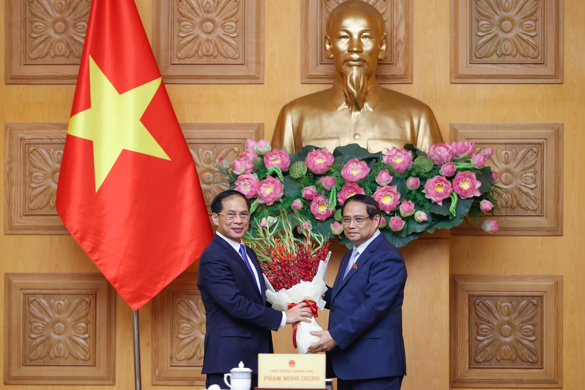 Thủ tướng Phạm Minh Chính chúc mừng đồng chí Bùi Thanh Sơn được bổ nhiệm giữ chức Phó Thủ tướng Chính phủ - Ảnh: VGP