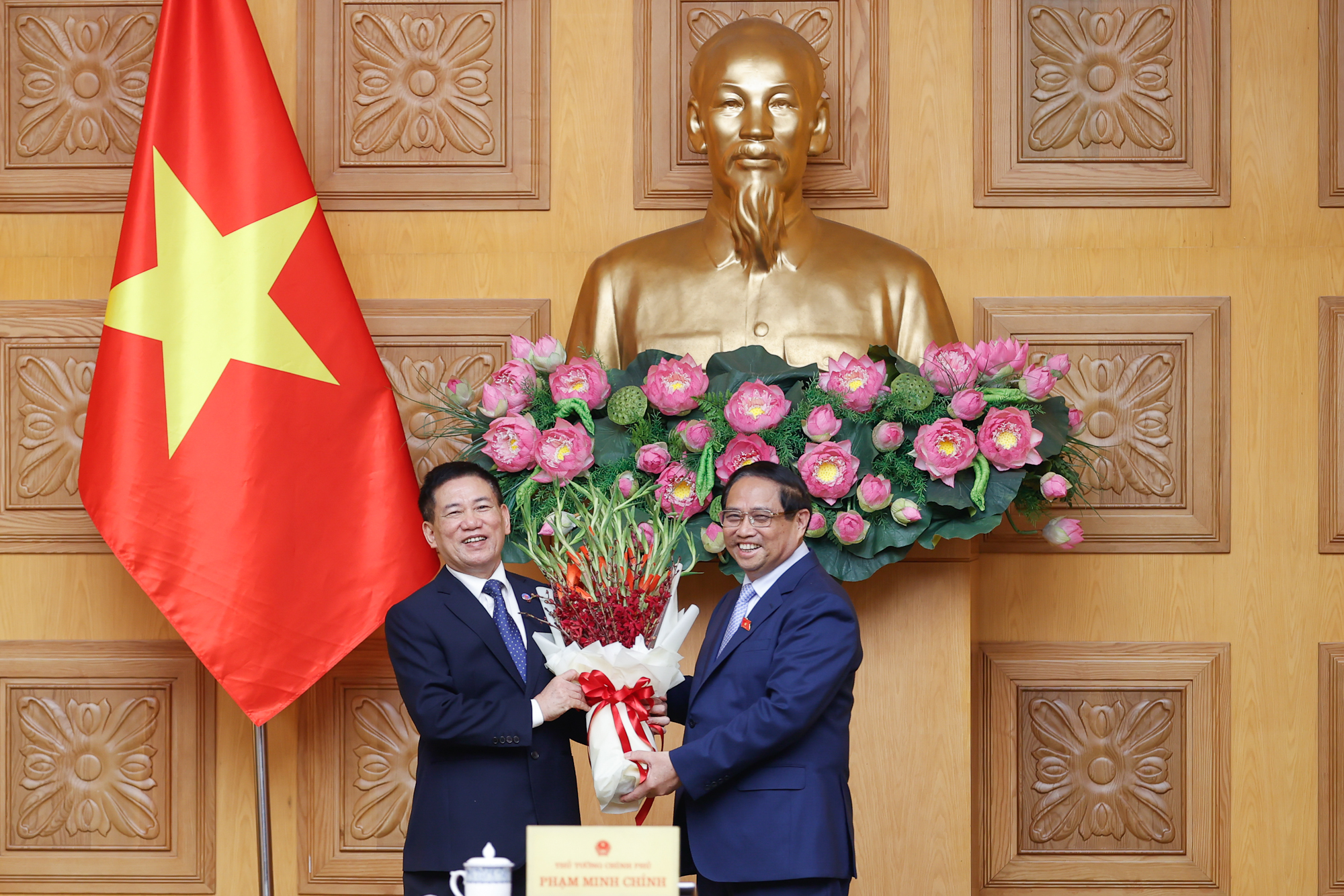 Thủ tướng Phạm Minh Chính chúc mừng đồng chí Hồ Đức Phớc được bổ nhiệm giữ chức Phó Thủ tướng Chính phủ - Ảnh: VGP