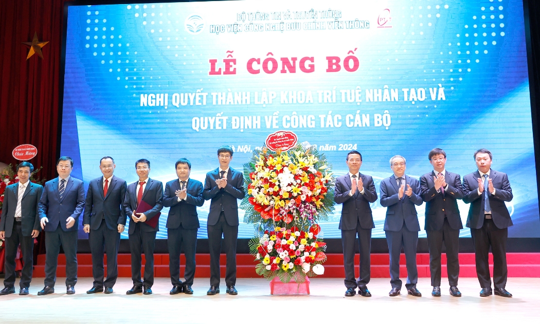 Bộ trưởng Nguyễn Mạnh Hùng cùng các lãnh đạo Bộ Thông tin và Truyền thông tại lễ công bố Nghị quyết thành lập Khoa AI của Học viện Công nghệ Bưu chính Viễn thông.