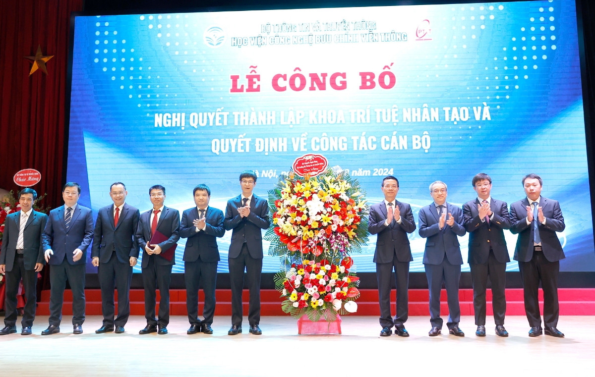Bộ trưởng Nguyễn Mạnh Hùng cùng các lãnh đạo Bộ Thông tin và Truyền thông tại lễ công bố Nghị quyết thành lập Khoa AI của Học viện Công nghệ Bưu chính Viễn thông.