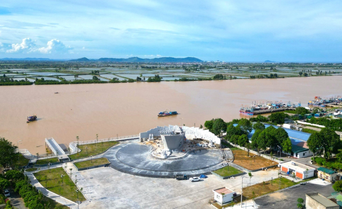 Tượng đ&agrave;i 