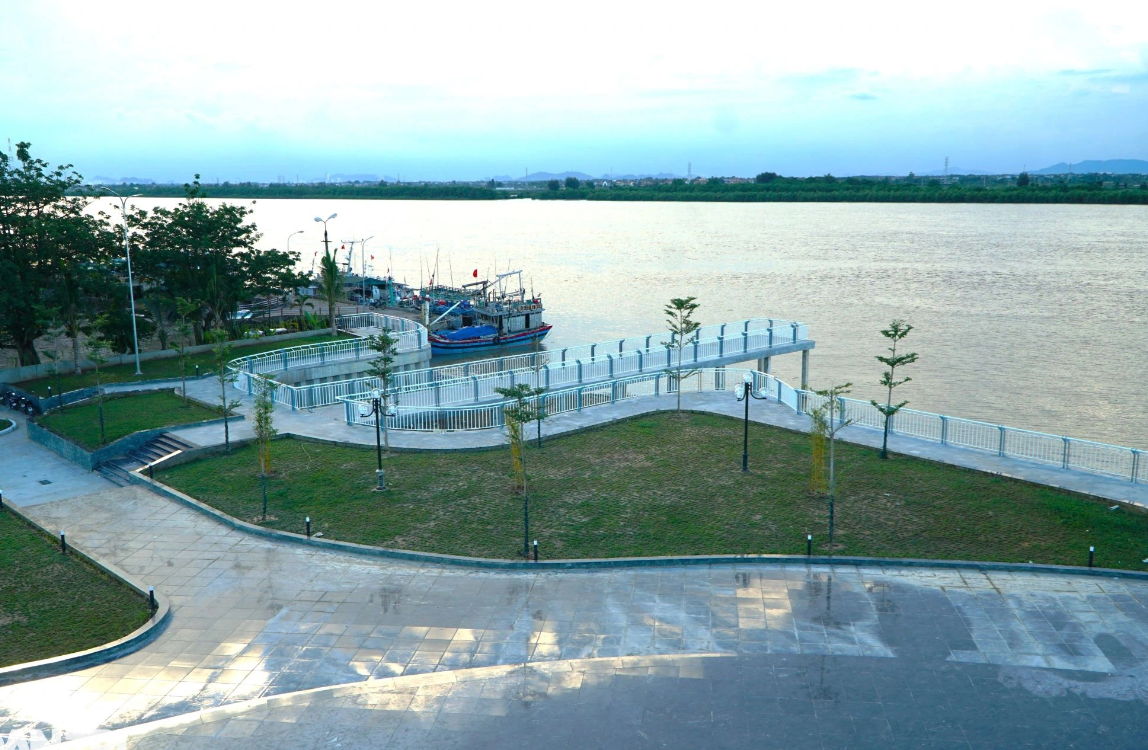Ph&iacute;a ngo&agrave;i khu&ocirc;n vi&ecirc;n tượng đ&agrave;i được thiết kế cầu cảng, s&acirc;n vui chơi ngắm cảnh.