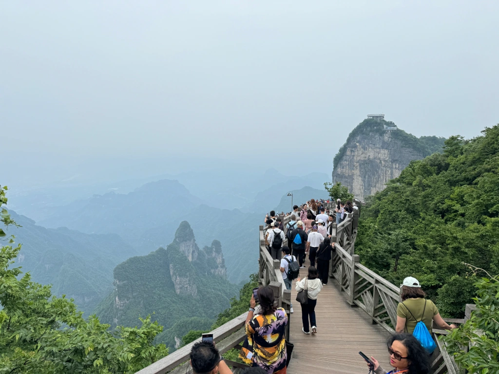 Lượng khách đặt tour đi Trung Quốc dịp nghỉ lễ năm nay tăng vọt, nhiều tuyến tăng đến 100% so với cùng kỳ năm 2023.