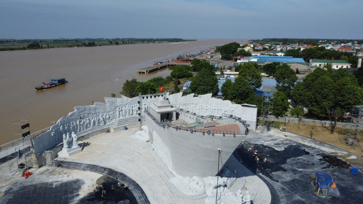 Tượng đ&agrave;i con t&agrave;u tập kết ra Bắc được l&agrave;m bằng b&ecirc;t&ocirc;ng cốt th&eacute;p, c&oacute; diện t&iacute;ch khoảng 3.200 m2. Điểm cao nhất l&agrave; mũi t&agrave;u cao 12 m, tương đương căn nh&agrave; ba tầng. Đứng ở vị tr&iacute; n&agrave;y c&oacute; thể bao qu&aacute;t quang cảnh cảng Hới v&agrave; một phần trung t&acirc;m th&agrave;nh Sầm Sơn, ph&iacute;a sau l&agrave; hạ nguồn con s&ocirc;ng M&atilde; đổ ra biển.