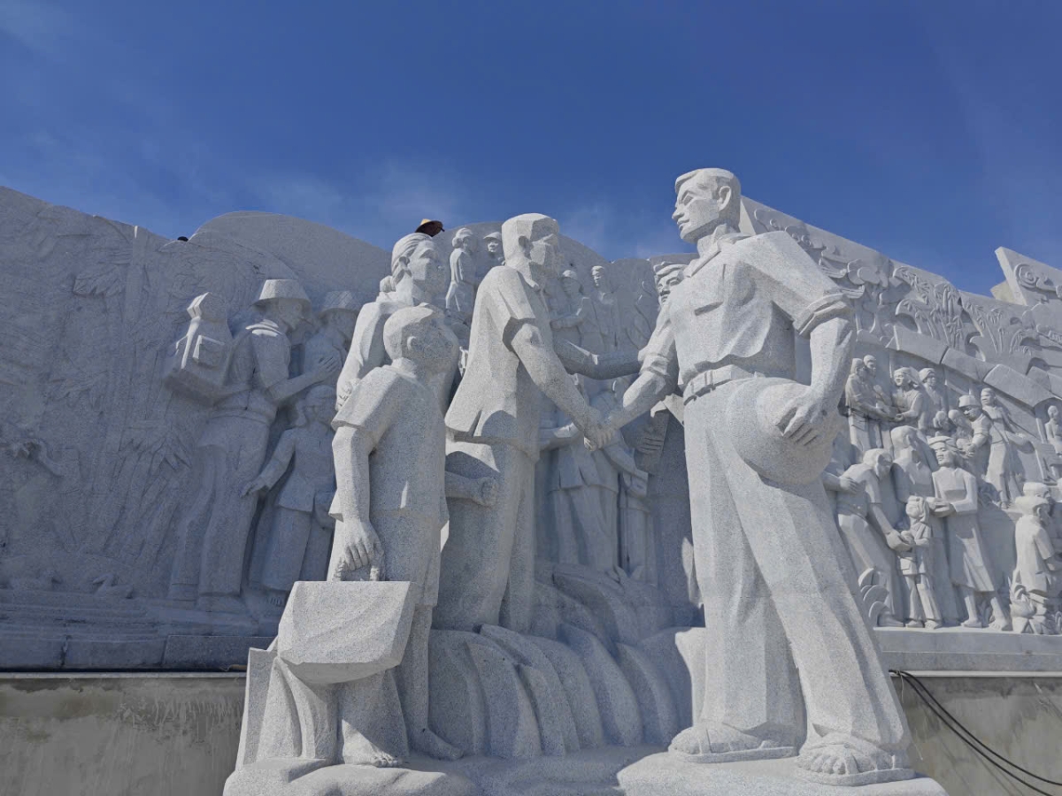 Những bức ph&ugrave; đi&ecirc;u t&aacute;i hiện cảnh đ&oacute;n tiếp c&aacute;n bộ, chiến sĩ, đồng b&agrave;o miền Nam tập kết ra Bắc trong hạng mục tượng đ&agrave;i 