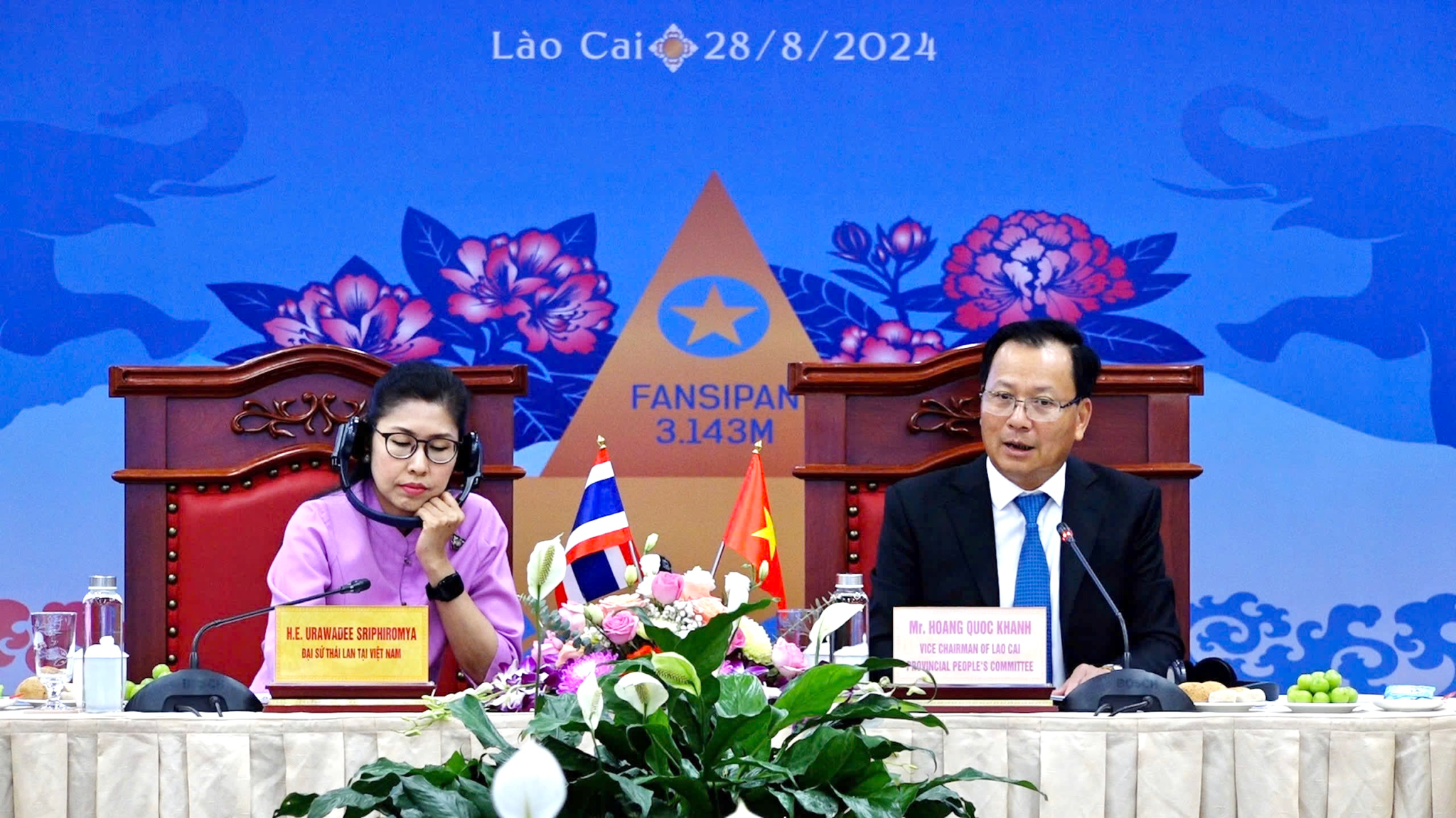 B&agrave; Urawadee Sriphiromya, Đại sứ Th&aacute;i Lan tại Việt Nam (b&ecirc;n tr&aacute;i) v&agrave; &ocirc;ng Ho&agrave;ng Quốc Kh&aacute;nh, Ủy vi&ecirc;n Ban Thường vụ Tỉnh ủy, Ph&oacute; Chủ tịch Thường trực UBND tỉnh L&agrave;o Cai (b&ecirc;n phải) chủ tr&igrave; tọa đ&agrave;m &ldquo;Kết nối L&agrave;o Cai - Th&aacute;i Lan&rdquo; diễn ra v&agrave;o chiều 28/8.&nbsp;Ảnh: Trần Sơn.