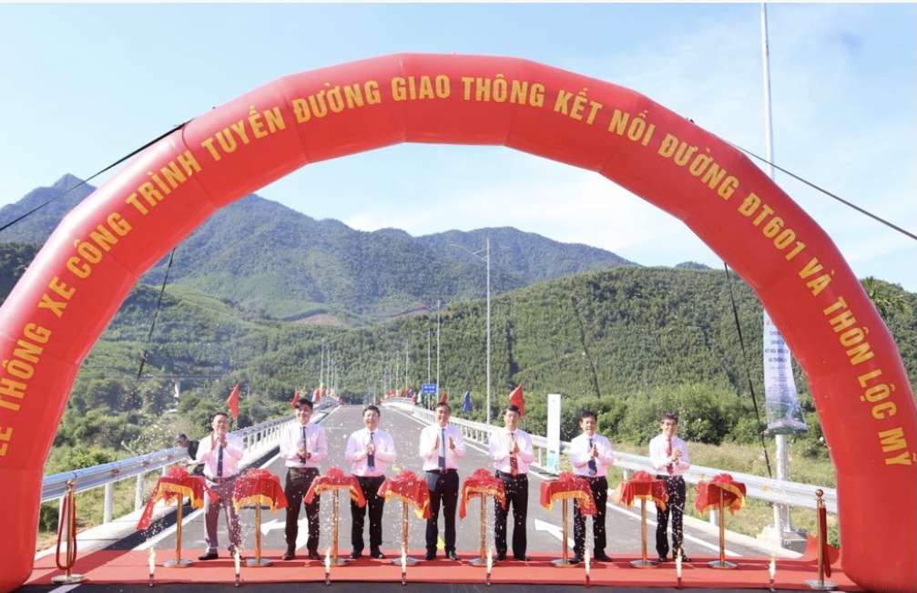 Lãnh đạo thành phố Đà Nẵng và các nhà thầu thi công thực hiện nghi thức Lễ thông xe kết nối đường ĐT601 và thôn Lộc Mỹ.