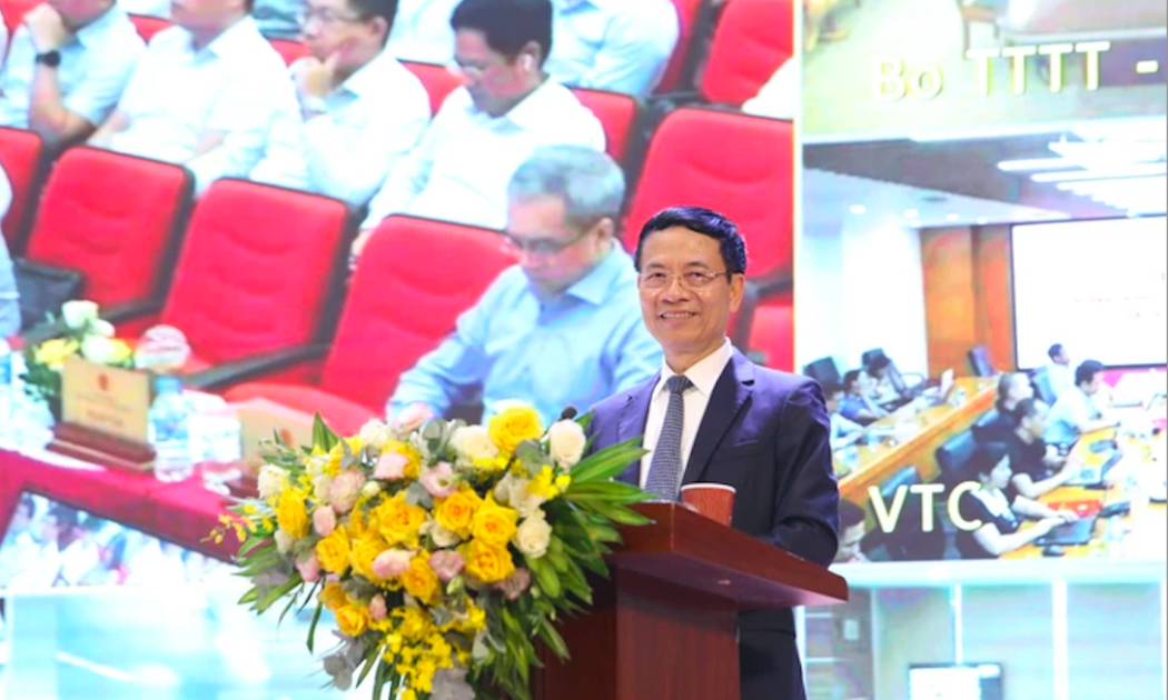 Bộ trưởng Nguyễn Mạnh Hùng trò chuyện, trao đổi với toàn thể cán bộ, công chức, viên chức và người lao động Bộ Thông tin và Truyền thông tại lễ Kỷ niệm 79 năm thành lập ngành Thông tin và Truyền thông.
