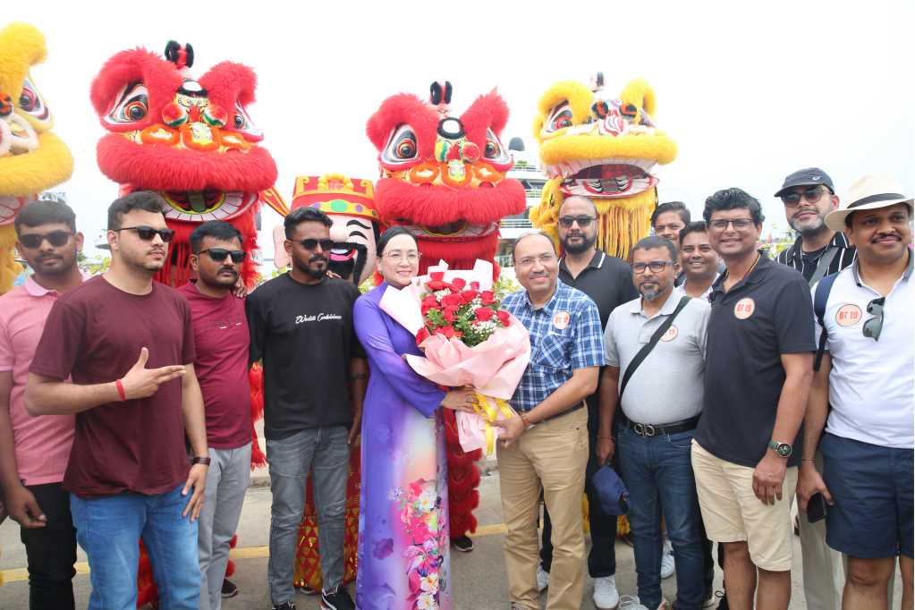 Bà Nguyễn Huyền Anh, Giám đốc Sở Du lịch tỉnh Quảng Ninh đón, tặng hoa cho trưởng đoàn. Ảnh: Cổng thông tin điện tử Quảng Ninh