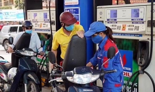 Tiếp tục giảm giá, xăng RON95-III lùi về mốc hơn 21.000 đồng/lít