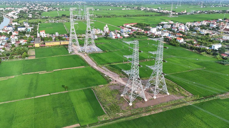Công trình 500 kV mạch 3 là dự án quy mô lớn có tổng chiều dài 519 km, 2 mạch với tổng mức đầu tư hơn 22.300 tỷ đồng, đi qua 09 tỉnh, 43 huyện, 211 xã - Ảnh: VGP