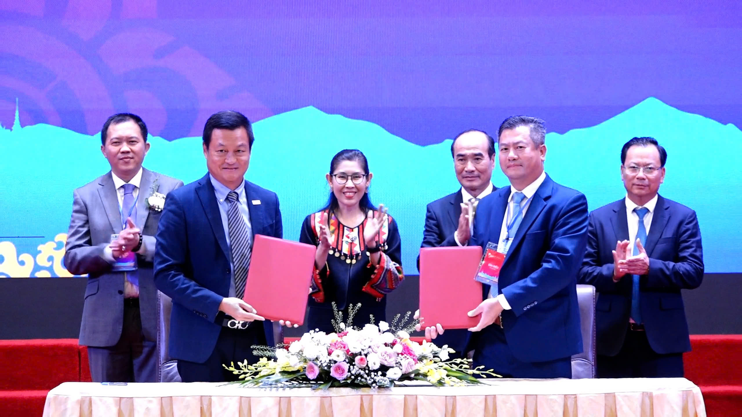 Các đại diện của Hiệp hội Doanh nghiệp tỉnh Lào Cai và Phòng Thương mại và Công nghiệp Thái Lan tại Việt Nam (ThaiCham) tại lễ ký kết biên bản ghi nhớ hợp tác. Ảnh: Trần Sơn.