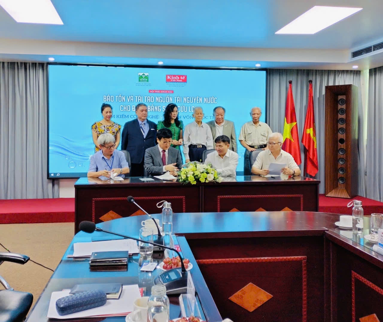 Lễ ký kết Biên bản ghi nhớ giữa các cơ quan tham dự gồm: Viện Khoa học Thủy lợi Việt Nam, Hội Bảo vệ Thiên nhiên và Môi trường Việt Nam, Tập đoàn Aquaworks-Hàn Quốc, Hội Khoa học Kinh tế Việt Nam.