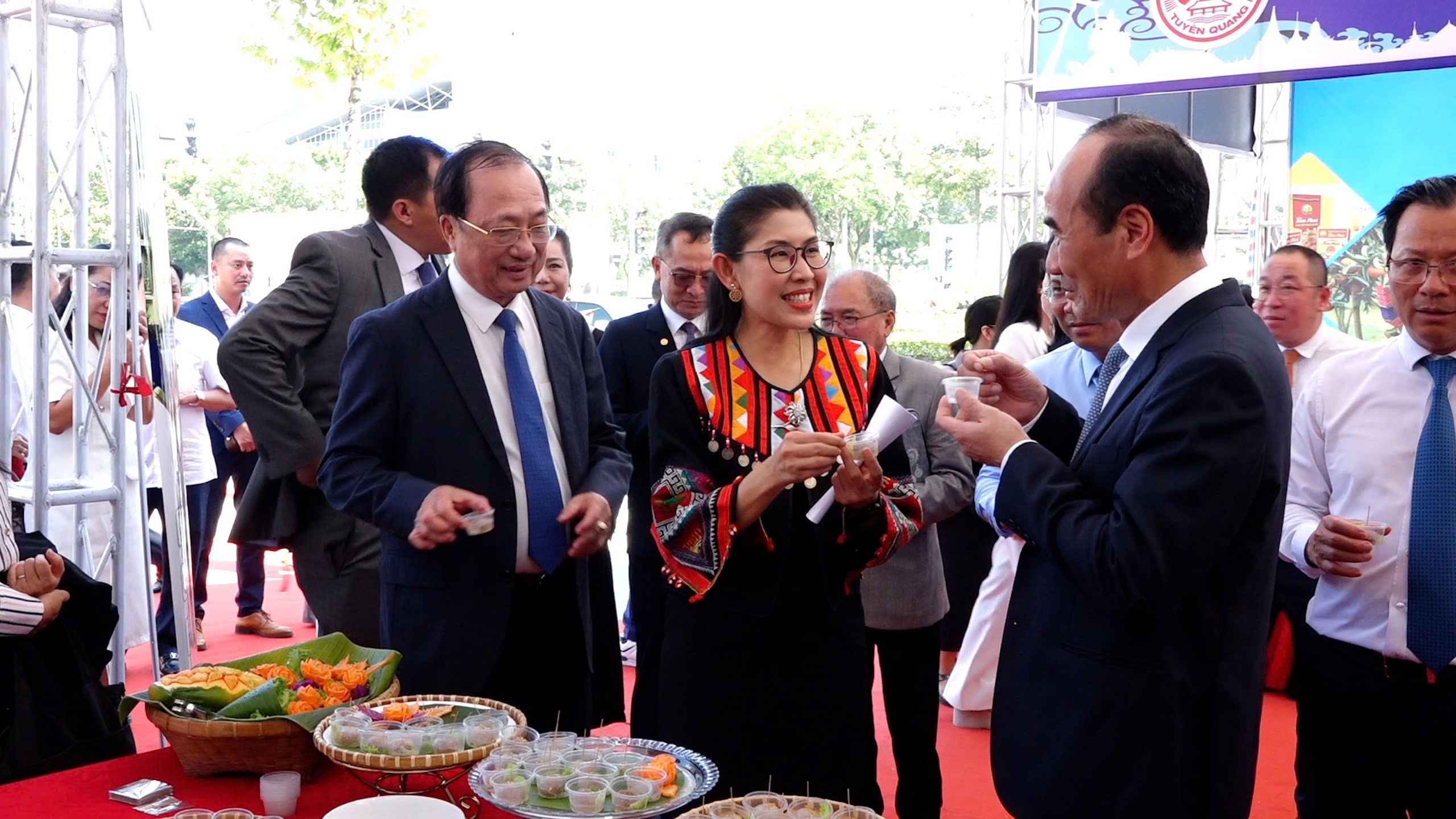 Bà Urawadee Sriphiromya, Đại sứ Thái Lan tại Việt Nam tham quan các gian hàng lại lễ khai gian hàng trưng bày sản phẩm Thái Lan - Việt Nam. 
