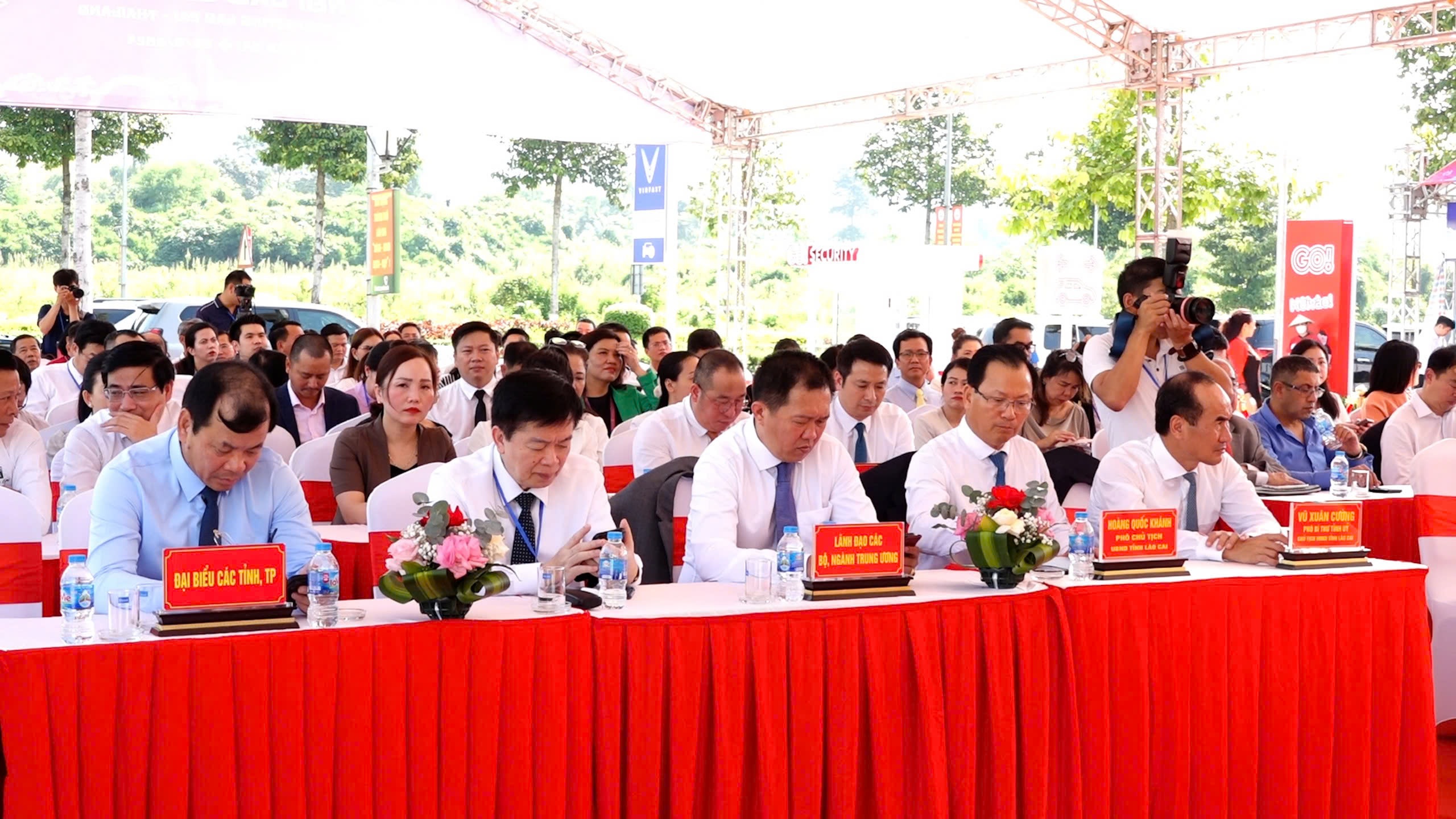 Lễ khai trương gian hàng trưng bày sản phẩm Thái Lan - Việt Nam được tổ chức tại tỉnh Lào Cai trong khuôn khổ Hội nghị “Gặp gỡ Thái Lan” lần thứ hai với sự tham gia của đại diện lãnh đạo của Thái Lan và Việt Nam và doanh nghiệp địa phương. 