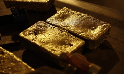 Giá vàng hồi mạnh dù USD tăng giá trong lúc chờ tin lạm phát Mỹ