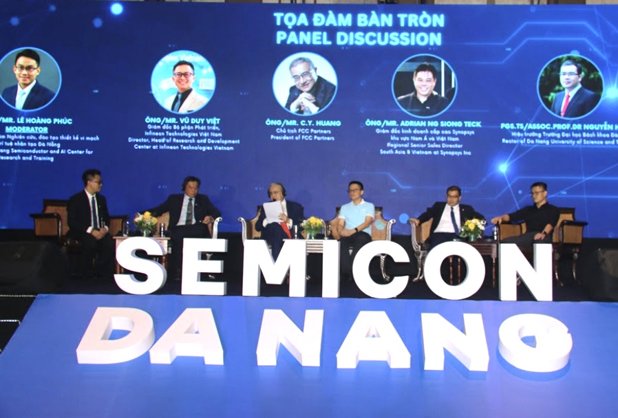 Các diễn giả tọa đàm về nguồn nhân lực vi mạch bán dẫn.