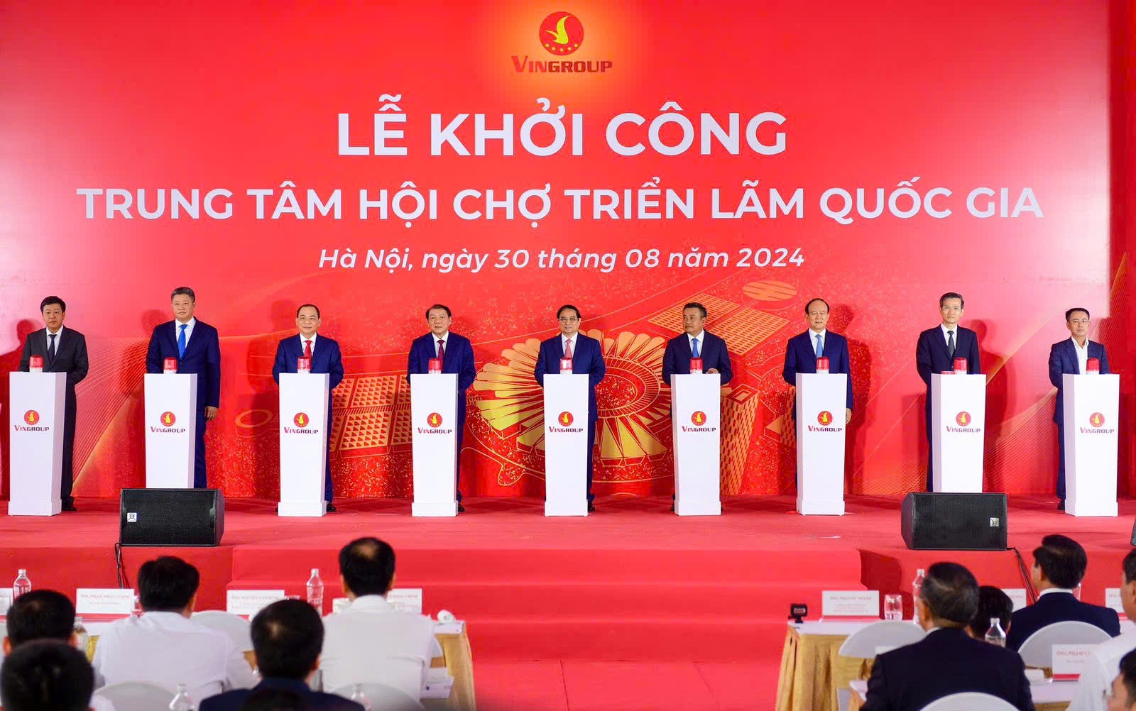 Thủ tướng Phạm Minh Chính, Bộ trưởng Bộ Văn hoá, Thể thao và Du lịch Nguyễn Văn Hùng, Chủ tịch UBND TP Hà Nội Trần Sỹ Thanh cùng các lãnh đạo bấm nút khởi công Trung tâm Hội chợ Triển lãm Quốc gia