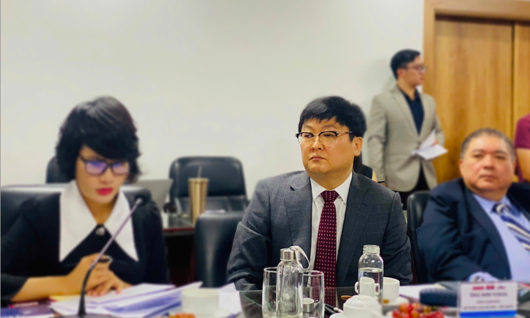 Ông Shin Yongil, Tổng giám đốc Tập đoàn Aquaworks (ngồi giữa) tại tọa đàm: “Bảo tồn và tái tạo nguồn tài nguyên nước cho Đồng bằng sông Cửu Long: Tìm kiếm công nghệ và nguồn vốn quốc tế”, do Tạp chí Kinh tế Việt Nam/VnEconomy cùng Liên minh Tư vấn Đầu tư Quốc tế - Invest Global phối hợp với Hội Bảo vệ Thiên nhiên và Môi trường Việt Nam tổ chức. 
