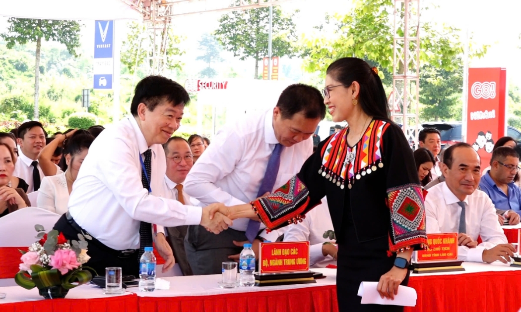 Đại sứ Bà Urawadee Sriphiromya, Đại sứ Thái Lan tại Việt Nam giao lưu với các đại biểu tham dự tại Lễ khai trương gian hàng trưng bày sản phẩm Thái Lan - Việt Nam được tổ chức tại tỉnh Lào Cai vào ngày 29/8.