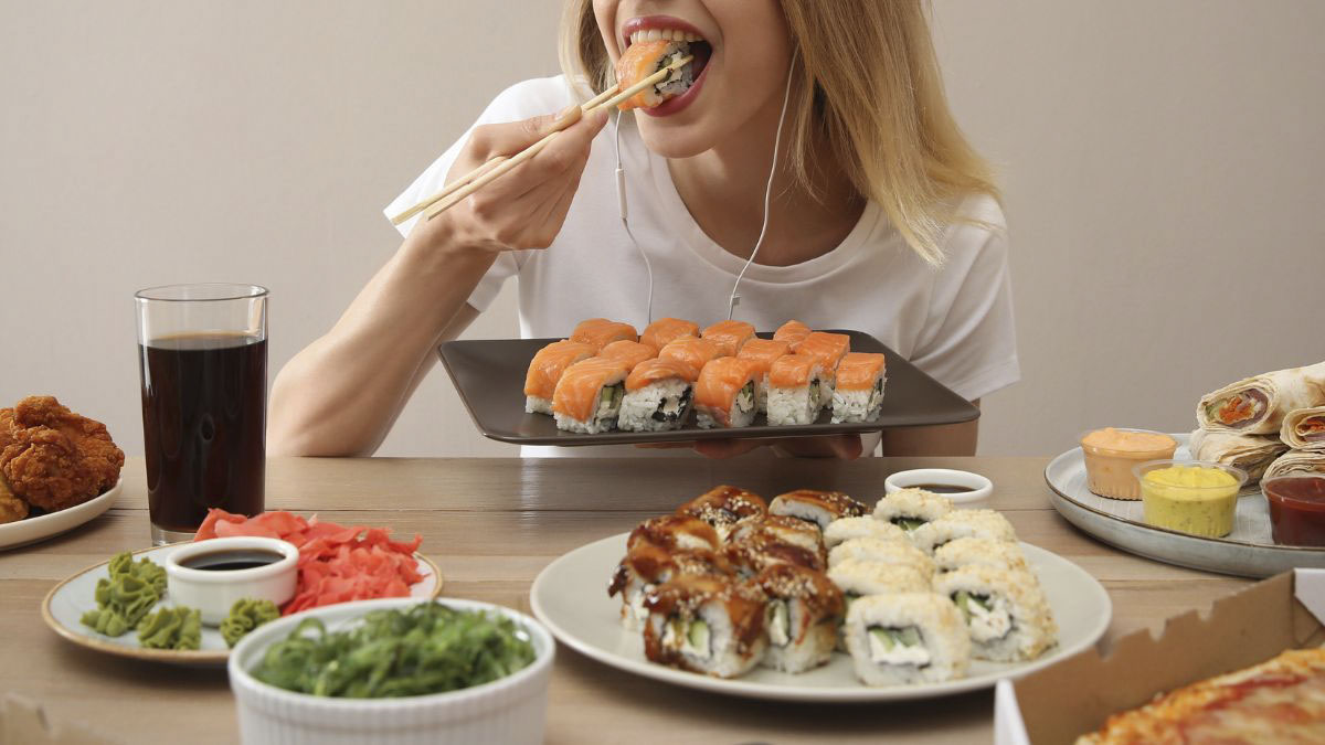 Chúng ta nên luôn lưu ý về sức khỏe của bản thân mỗi khi xem mukbang