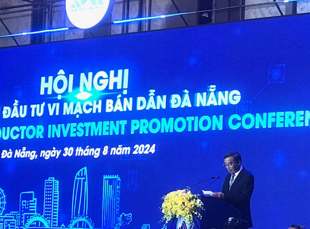 Chủ tịch UBND TP. Đà Nẵng Lê Trung Chinh phát biểu khai mạc “Ngày Vi mạch bán dẫn Đà Nẵng 2024”. Ảnh Ngô Anh Văn.