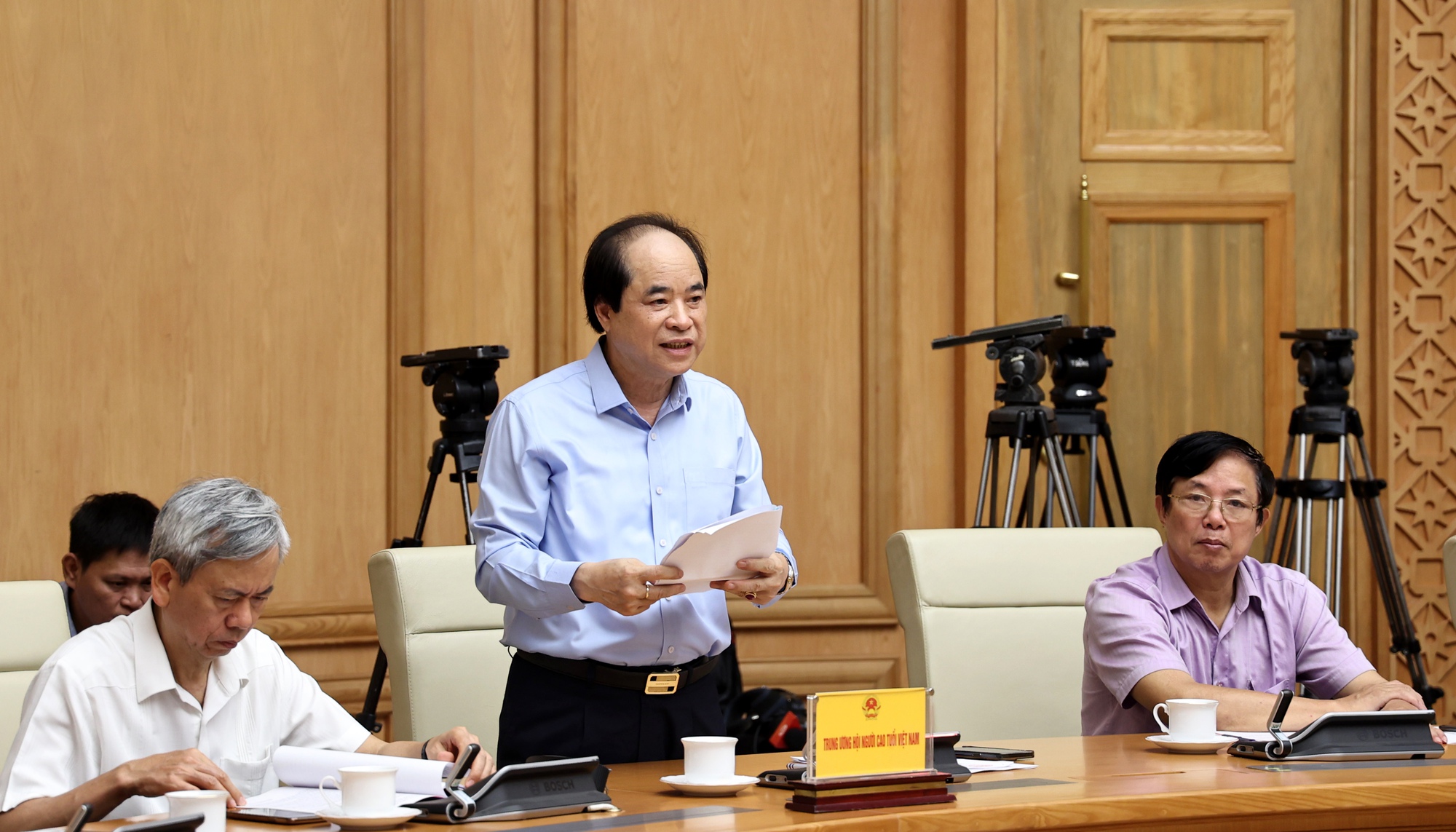 Ông Trương Xuân Cừ, Phó Chủ tịch Trung ương Hội Người cao tuổi Việt Nam, phát biểu tại hội nghị. Ảnh: VGP.