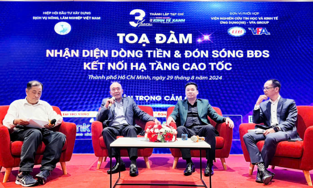 Các diễn giả tại tọa đàm “Nhận diện dòng tiền và đón sóng bất động sản kết nối hạ tầng cao tốc”