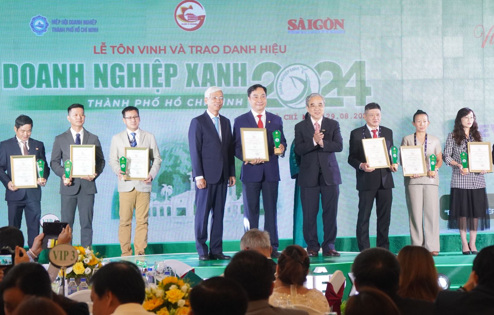 Lãnh đạo TP.HCM vinh danh 98 Doanh nghiệp xanh TP.HCM năm 2024 - Ảnh: VGP/Anh Lê.