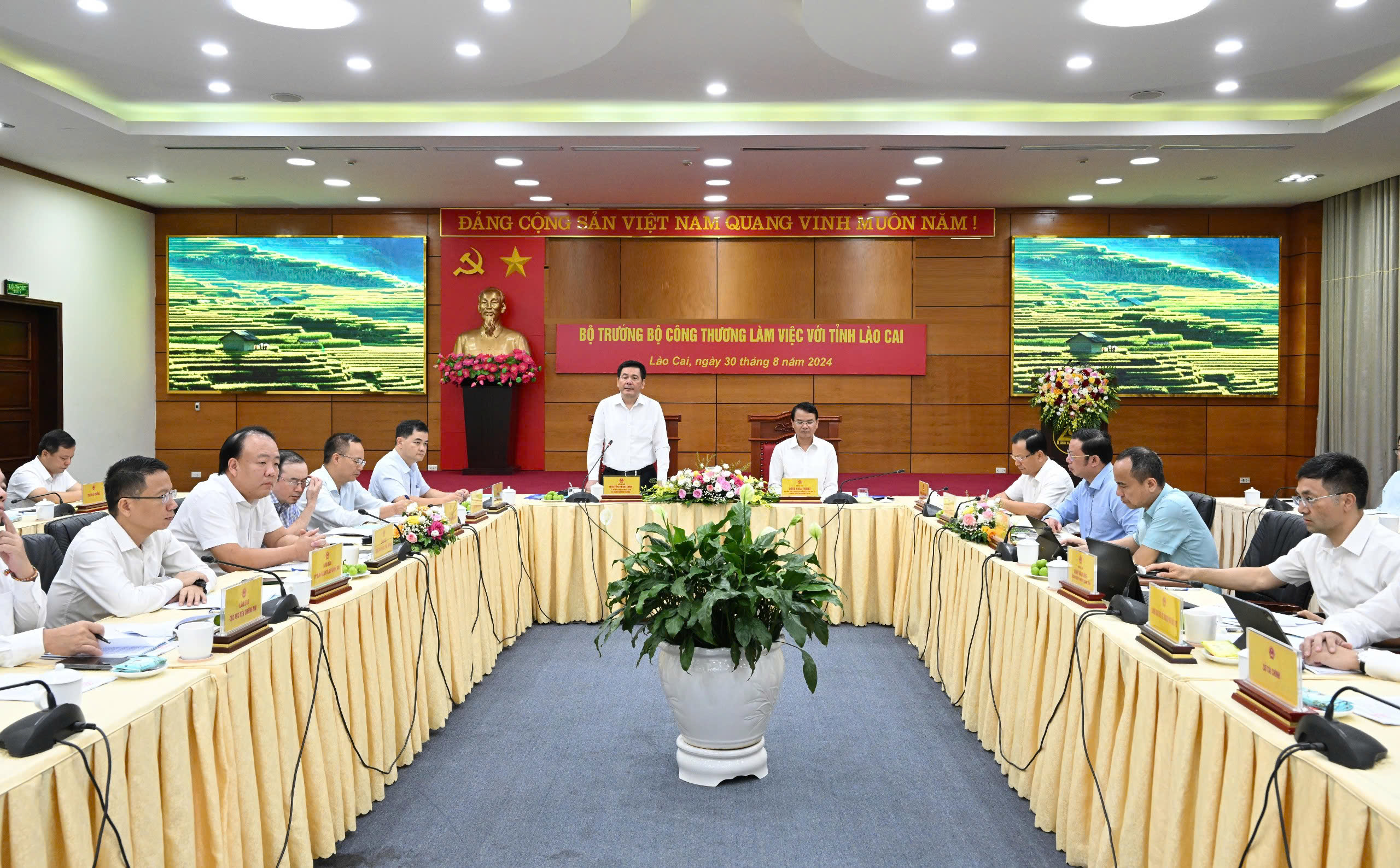 Bộ trưởng Bộ Công Thương Nguyễn Hồng Diên làm việc với lãnh đạo tỉnh Lào Cai.