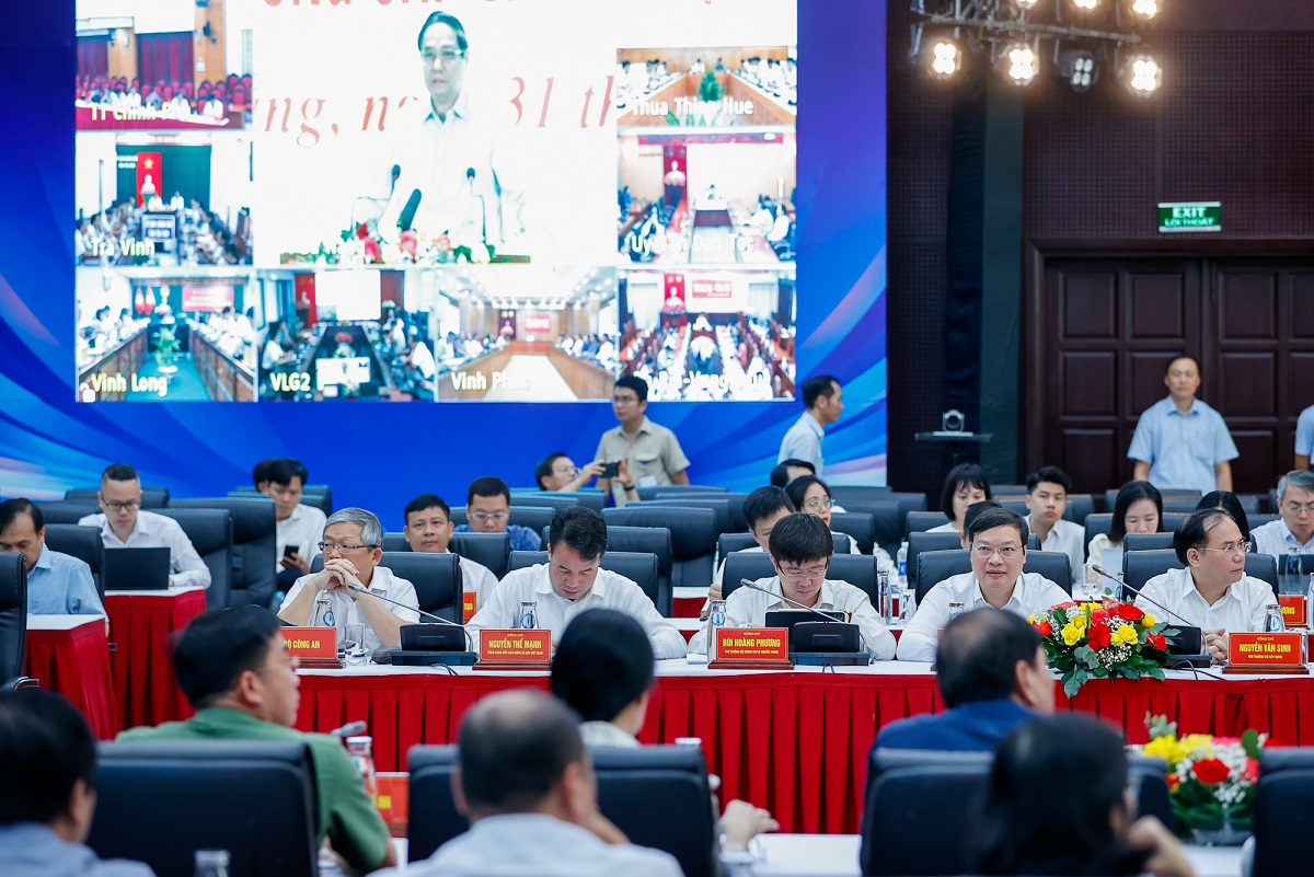 Hội nghị được kết nối trực tuyến từ điểm cầu ch&iacute;nh tại Trung t&acirc;m H&agrave;nh ch&iacute;nh c&ocirc;ng th&agrave;nh phố Đ&agrave; Nẵng tới UBND c&aacute;c tỉnh, th&agrave;nh phố trực thuộc Trung ương. Ảnh: VGP.