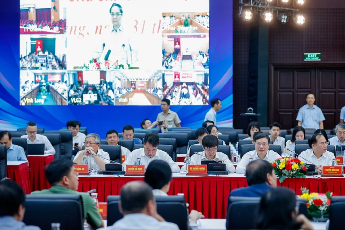 Hội nghị được kết nối trực tuyến từ điểm cầu tại Trung t&acirc;m H&agrave;nh ch&iacute;nh c&ocirc;ng TP. Đ&agrave; Nẵng tới trụ sở c&aacute;c bộ, ban, ng&agrave;nh Trung ương; UBND c&aacute;c tỉnh, th&agrave;nh phố trong cả nước.