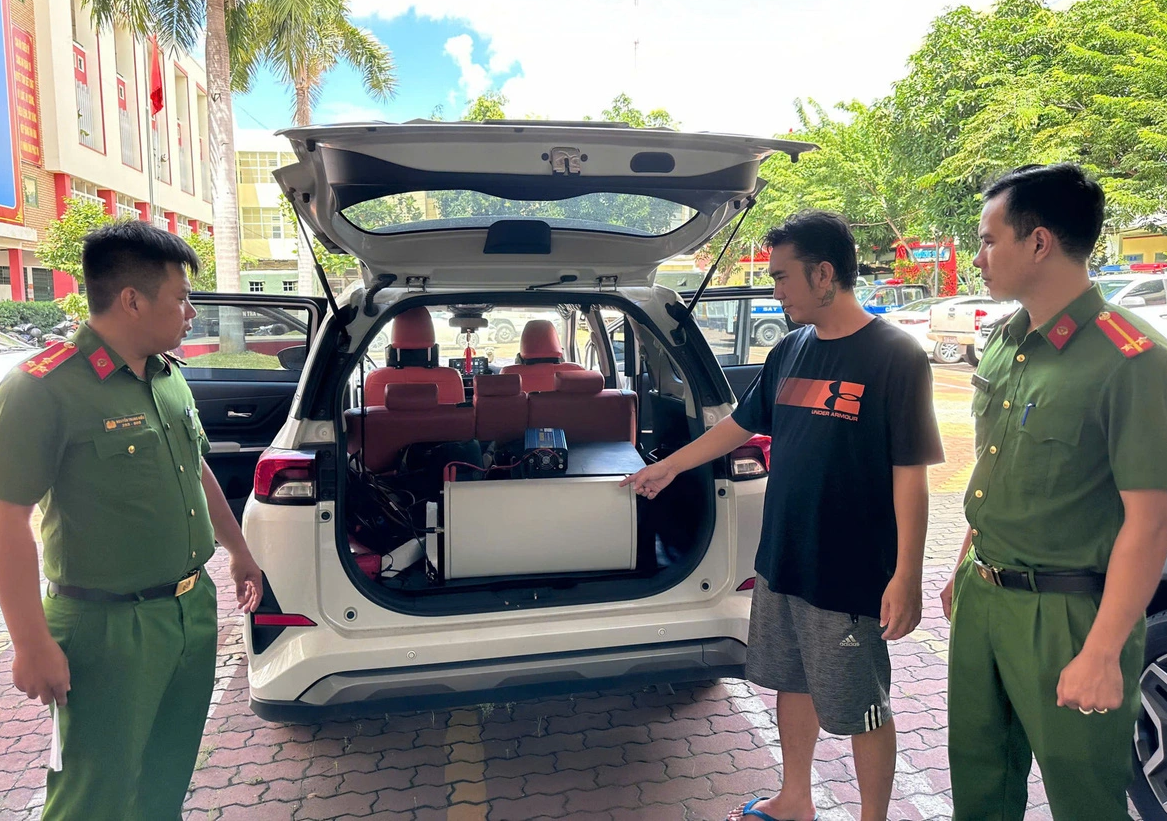 Khoảng thời gian từ ngày 26/7 đến ngày 2/8, mỗi ngày Tòng điều khiển xe ôtô lưu thông trên các tuyến đường bất kỳ vận hành thiết bị giả trạm BTS để phát tán tin nhắn trái phép - Ảnh: Công an TP.HCM