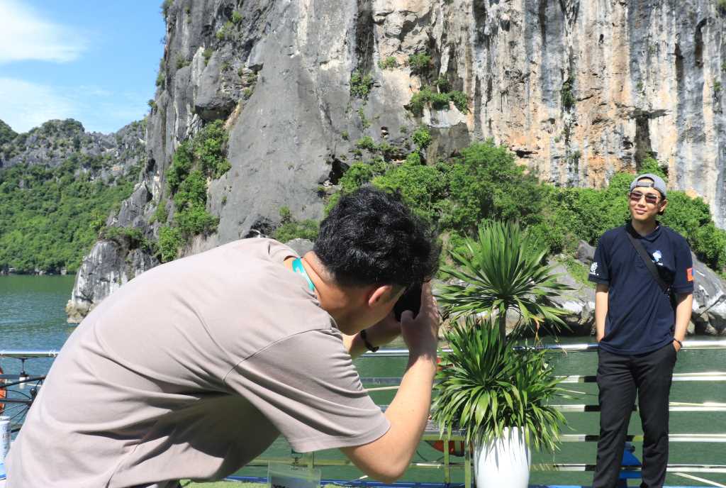 Các thí sinh đội tuyển Mông Cổ lưu lại khoảnh khắc đẹp tại Quảng Ninh.