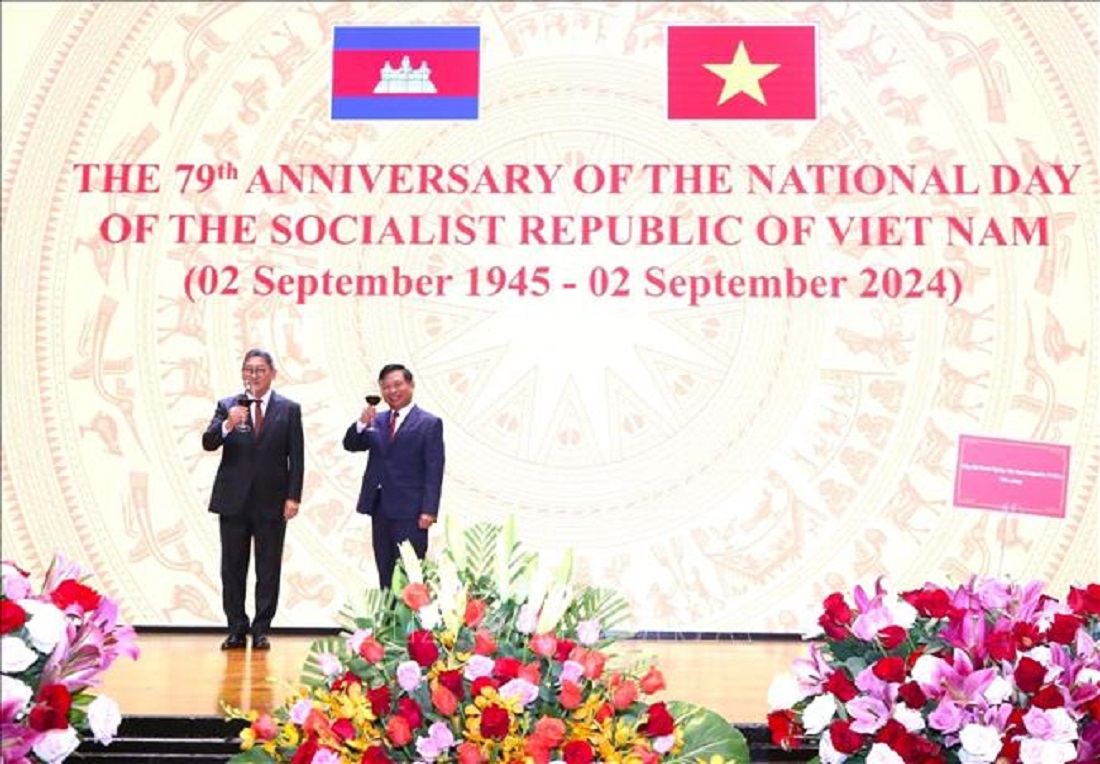 Đại sứ Việt Nam tại Campuchia Nguyễn Huy Tăng (bên phải) cùng Phó Thủ tướng, Bộ trưởng Bộ Ngoại giao và Hợp tác quốc tế Campuchia Sok Chenda Sophea chúc mừng kỷ niệm 79 năm Quốc khánh Việt Nam.Ảnh: TTXVN.