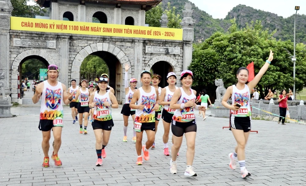 C&aacute;c vận động vi&ecirc;n tham gia&nbsp;Giải chạy &ldquo;Hoa Lư Marathon 2024 - Miền đất di sản thi&ecirc;n ni&ecirc;n kỷ&rdquo;. Ảnh: TTXVN.