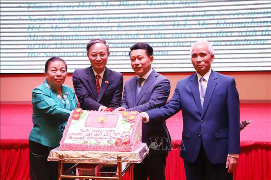 Tại Đại sứ quán Việt Nam tại Lào, các đại biểu cùng tham gia cắt bánh khai mạc sự kiện - Ảnh: TTXVN.