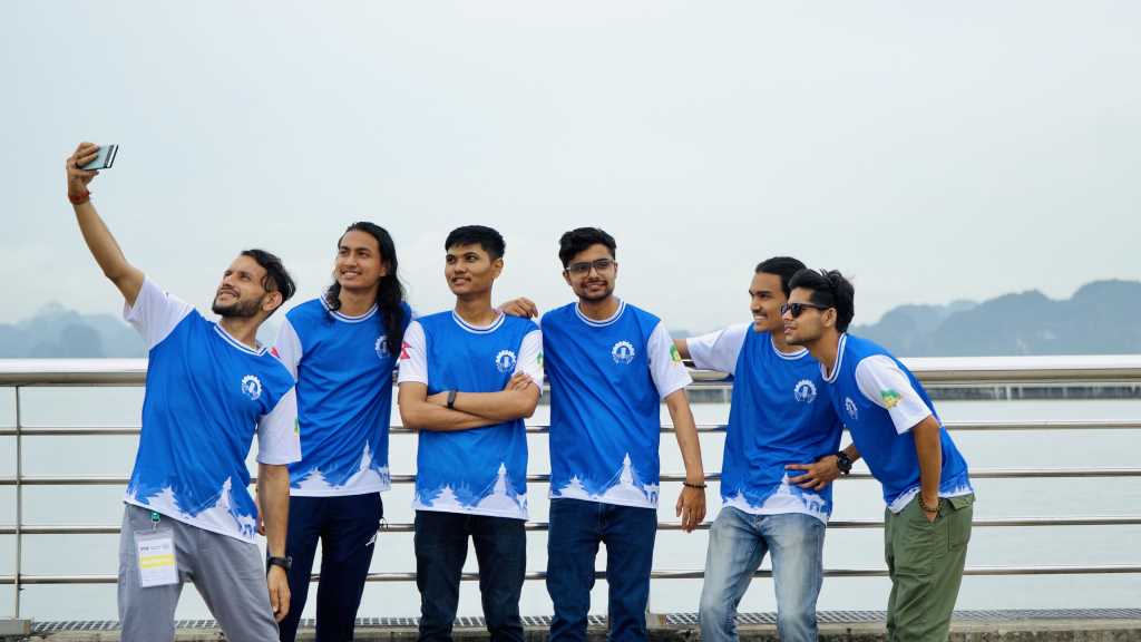 Đội tuyển Nepal th&iacute;ch th&uacute; check-in tại b&atilde;i biển B&atilde;i Ch&aacute;y.