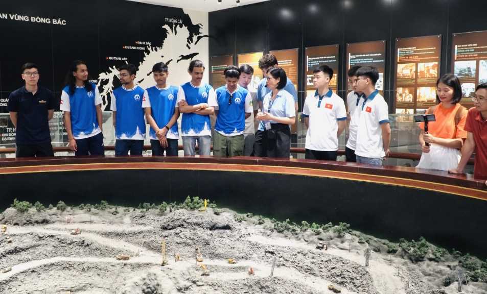 Đội thi hào hứng tham quan Bảo tàng Quảng Ninh.