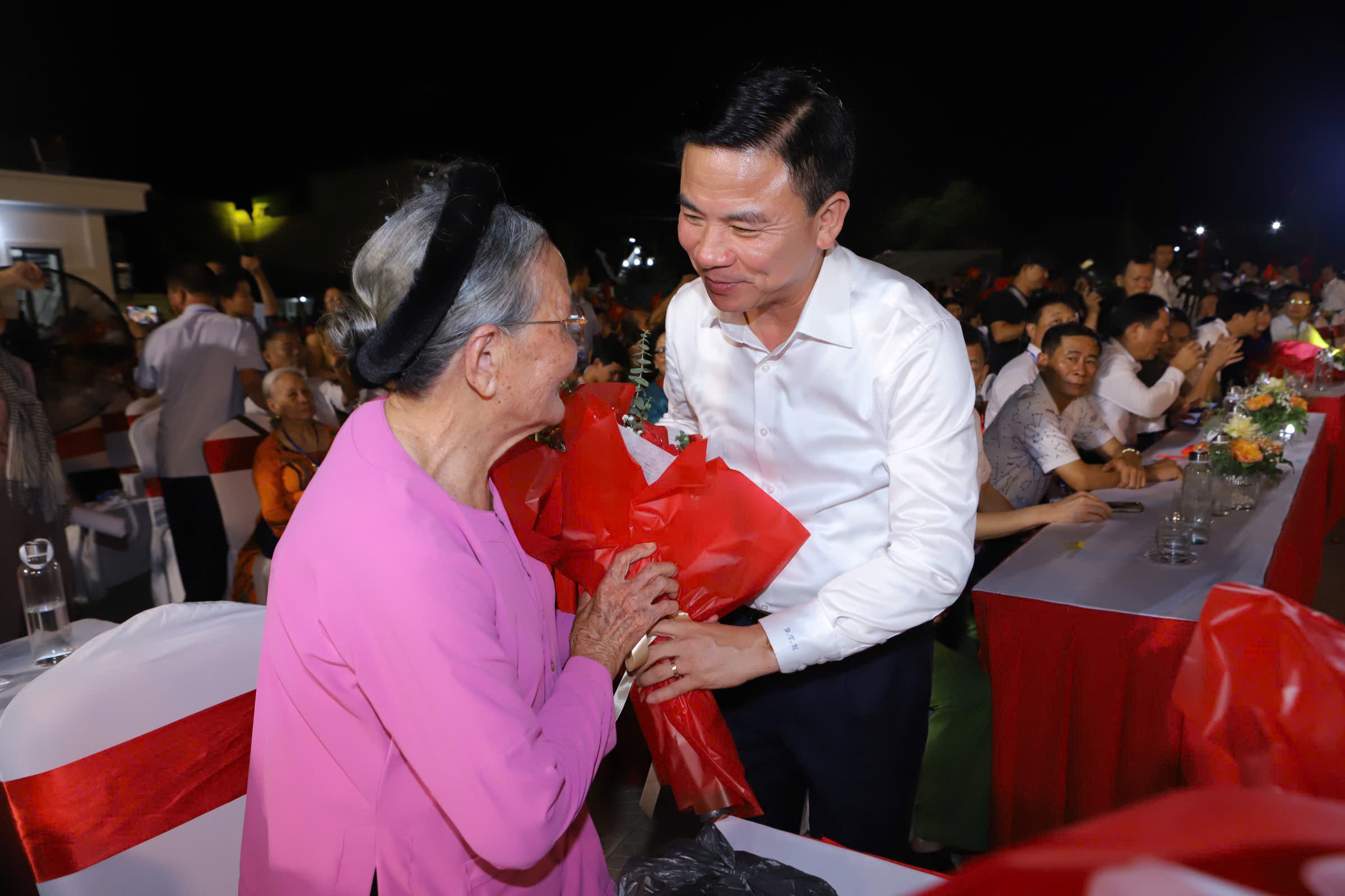Bí thư Tỉnh ủy Thanh Hóa tặng hoa cho đại biểu.