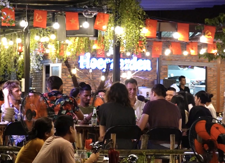 Đông đảo khách quốc tế vui chơi tại phố đêm An Thượng.