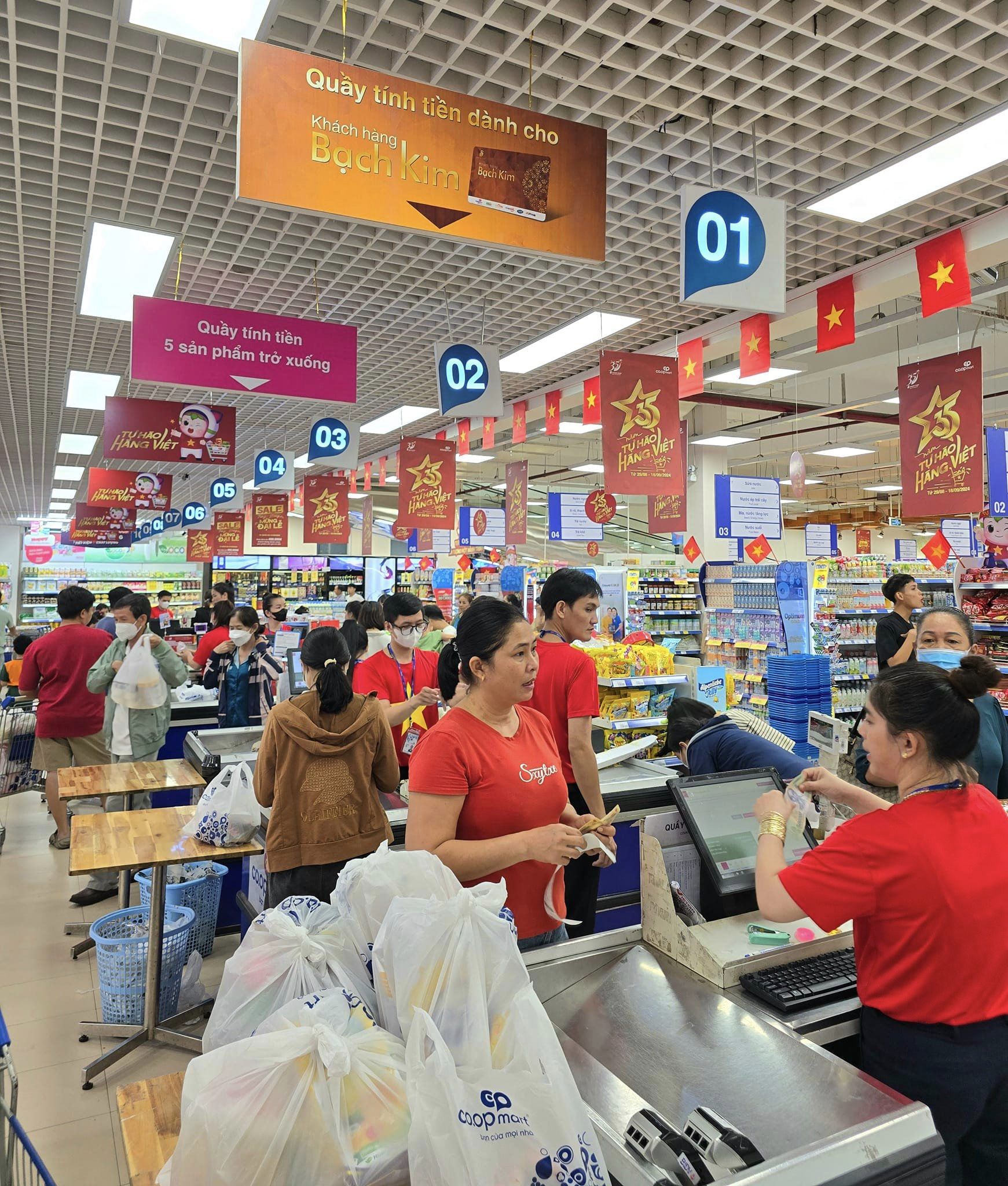 Nhiều siêu thị đã triển khai thêm một số loại hình khuyến mại nhằm tăng thêm ưu đãi cho người tiêu dùng trở lại thành phố làm việc. 