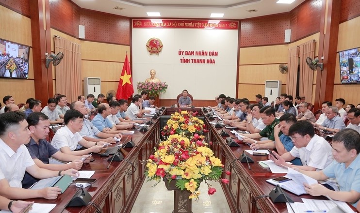 Ông Lê Đức Giang, Phó Chủ tịch UBND tỉnh Thanh Hóa chủ trì họp trực tuyến phòng, chống bão số 3